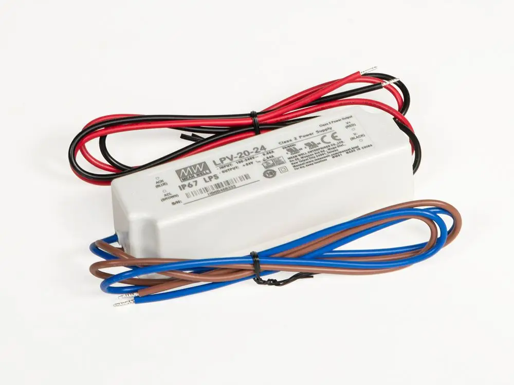 Fränkisches Schaltnetzteil mit mehreren Kabeln in verschiedenen Farben, ausgestattet für elektronische Anwendungen. Sichtbare technische Spezifikationen auf der Gehäuseoberfläche.